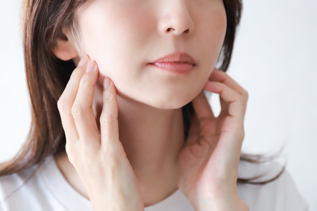 お顔のバランスを気にする女性